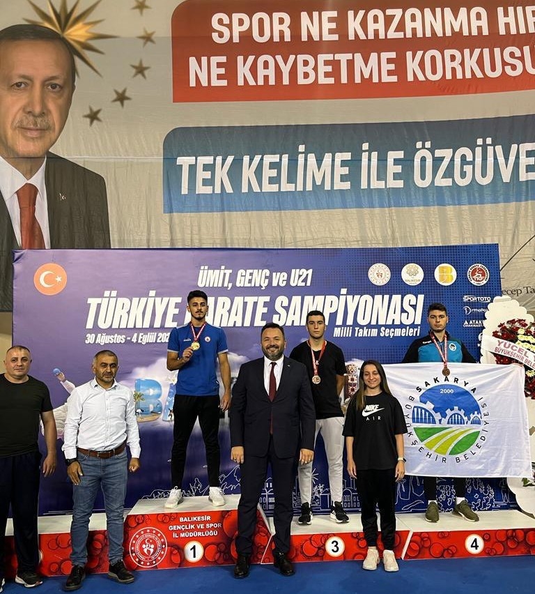 Sakarya Büyükşehir karate sporcuları gururlandırdı