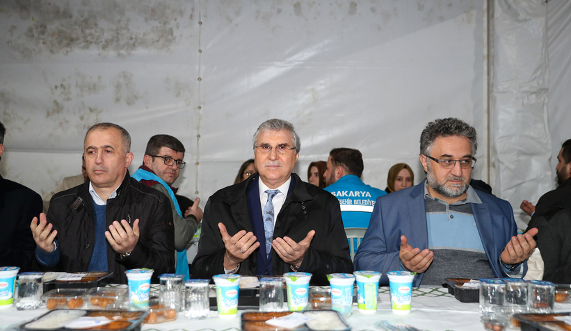 Sakarya Büyükşehir öğrencilere iftar sofrası kurdu