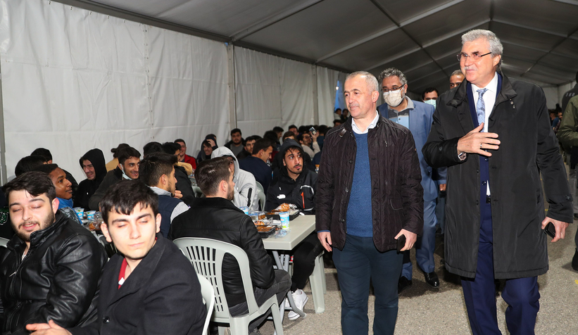 Sakarya Büyükşehir öğrencilere iftar sofrası kurdu