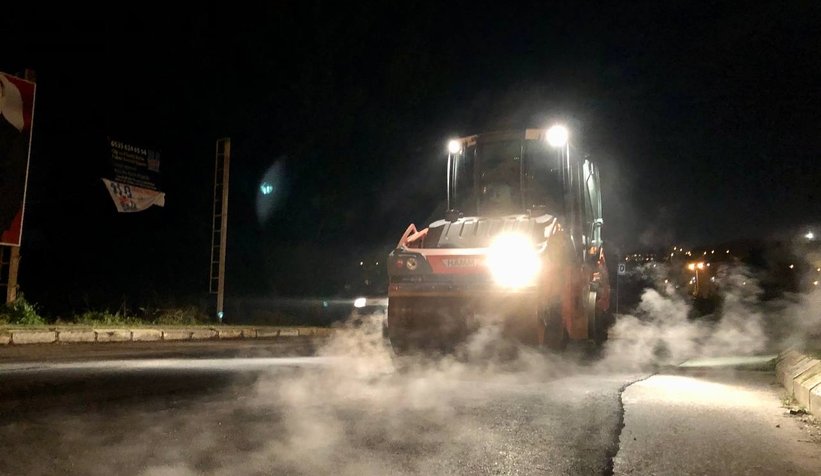 Sakarya Büyükşehirden gece asfalt mesaisi
