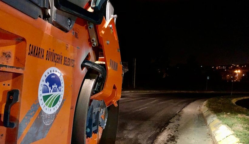 Sakarya Büyükşehirden gece asfalt mesaisi