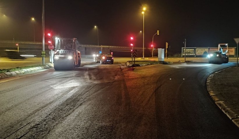Sakarya Büyükşehirden gece asfalt mesaisi
