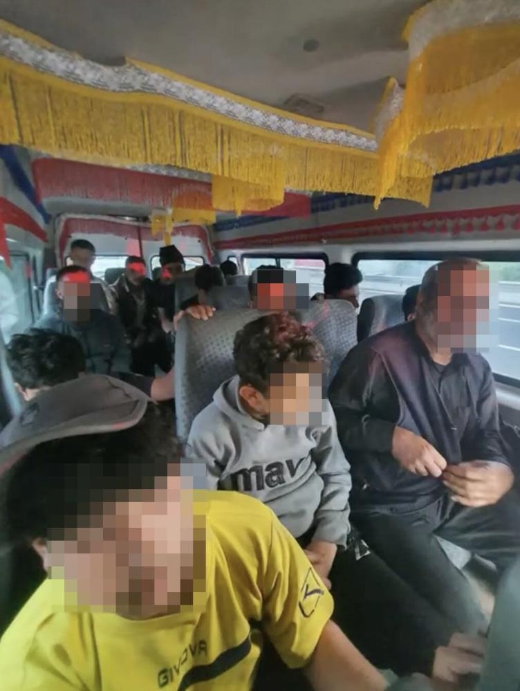 Sakarya'da 15 düzensiz göçmen yakalandı