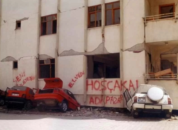 sakarya-da-1999-depremi-nin-yol-actigi-yikimdan-fotograflarwjryvxfit3