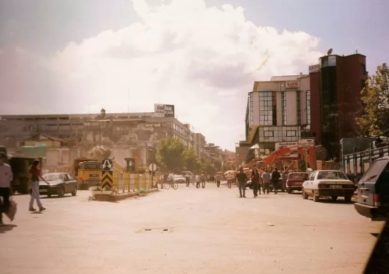 sakarya-da-1999-depremi-nin-yol-actigi-yikimdan-fotograflarwjryvxfit3