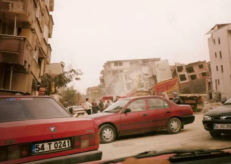 sakarya-da-1999-depremi-nin-yol-actigi-yikimdan-fotograflarwjryvxfit3