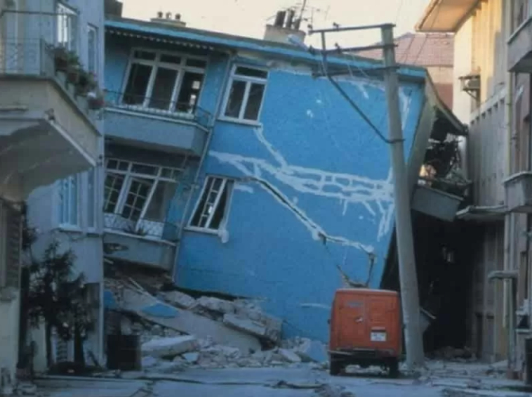 sakarya-da-1999-depremi-nin-yol-actigi-yikimdan-fotograflarwjryvxfit3