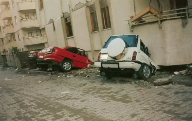 sakarya-da-1999-depremi-nin-yol-actigi-yikimdan-fotograflarwjryvxfit3