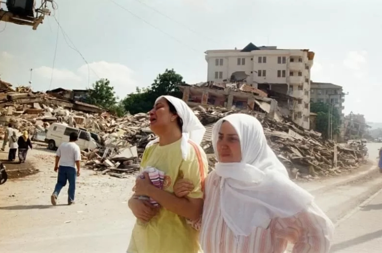sakarya-da-1999-depremi-nin-yol-actigi-yikimdan-fotograflarwjryvxfit3