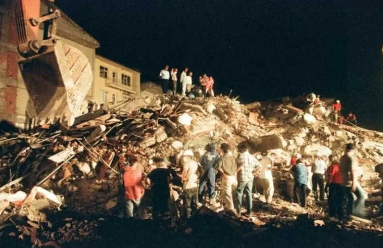 sakarya-da-1999-depremi-nin-yol-actigi-yikimdan-fotograflarwjryvxfit3