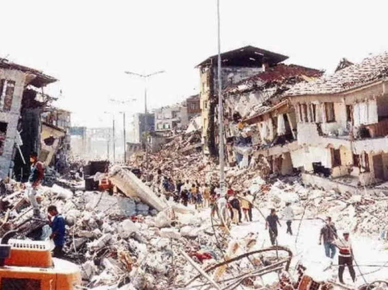 sakarya-da-1999-depremi-nin-yol-actigi-yikimdan-fotograflarwjryvxfit3