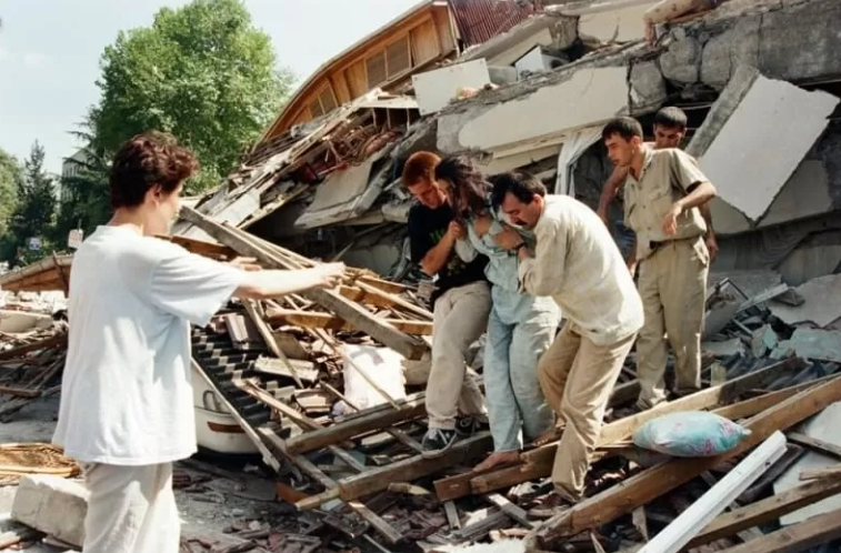 sakarya-da-1999-depremi-nin-yol-actigi-yikimdan-fotograflarwjryvxfit3