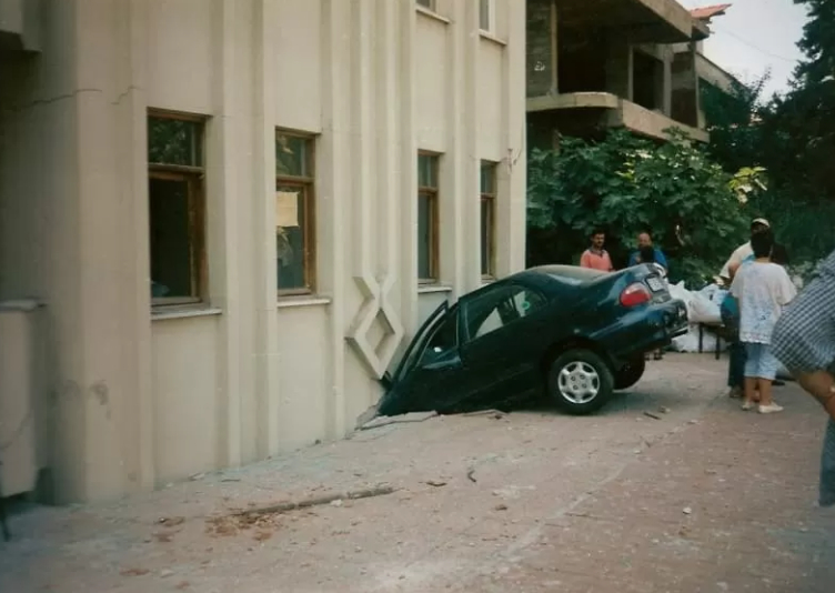 sakarya-da-1999-depremi-nin-yol-actigi-yikimdan-fotograflarwjryvxfit3