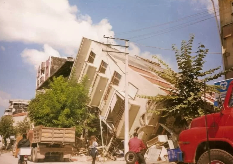 sakarya-da-1999-depremi-nin-yol-actigi-yikimdan-fotograflarwjryvxfit3