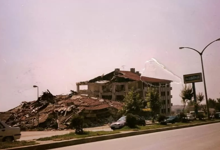 sakarya-da-1999-depremi-nin-yol-actigi-yikimdan-fotograflarwjryvxfit3