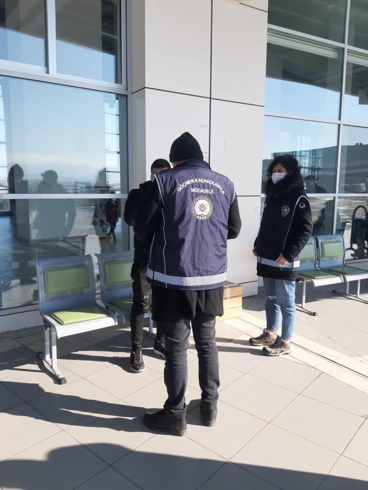 sakarya-da-29-kacak-gocmen-yakalandiqi9hb1limj