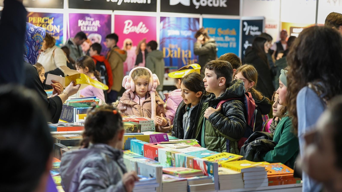 Sakarya'da binlerce çocuğun bilgiyle, kültür ve sanatla buluşacağı, Türkiye'de ilk olan Sakarya Çocuk Edebiyatı Fuarı kapılarını açtı.