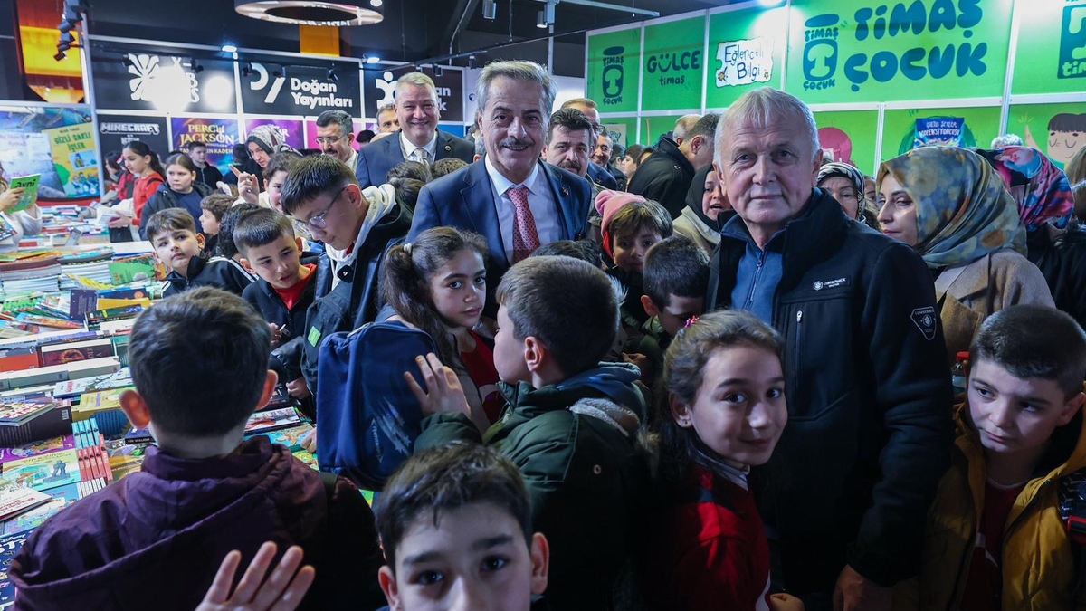 Sakarya'da binlerce çocuğun bilgiyle, kültür ve sanatla buluşacağı, Türkiye'de ilk olan Sakarya Çocuk Edebiyatı Fuarı kapılarını açtı.