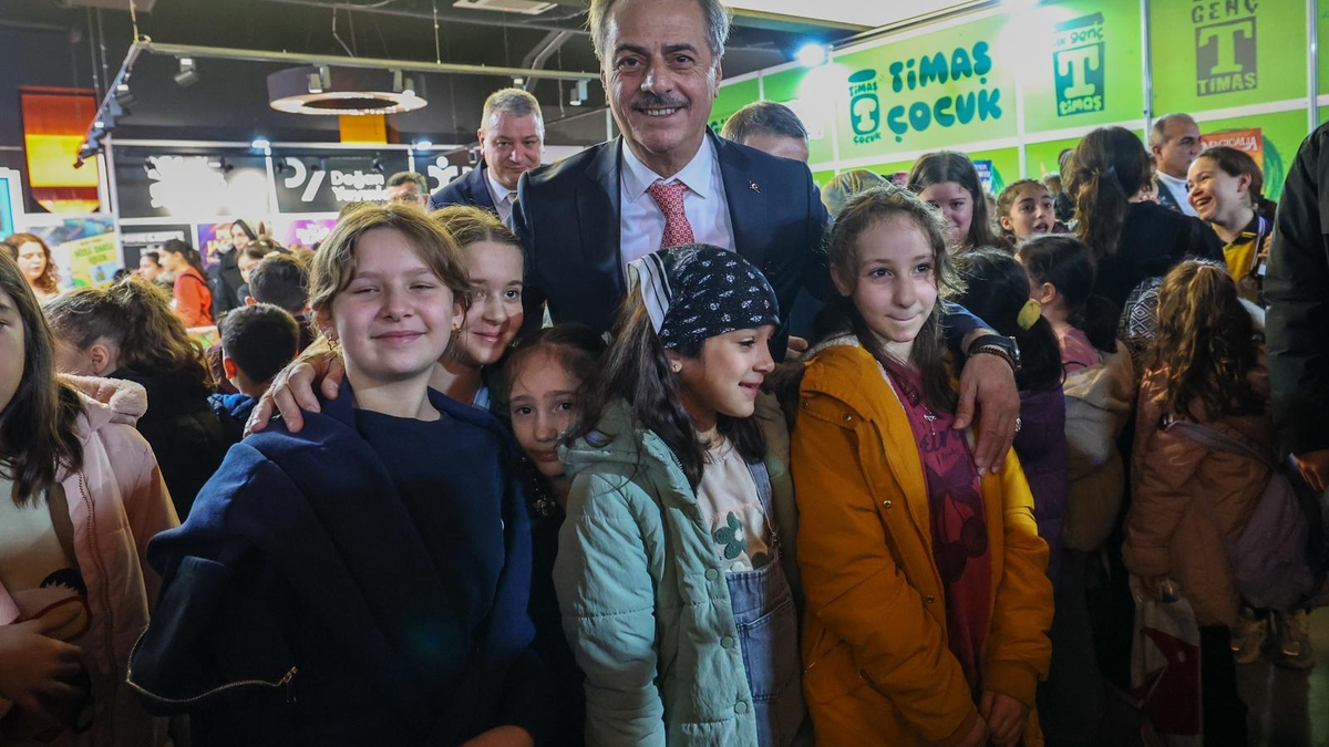 Sakarya'da binlerce çocuğun bilgiyle, kültür ve sanatla buluşacağı, Türkiye'de ilk olan Sakarya Çocuk Edebiyatı Fuarı kapılarını açtı.