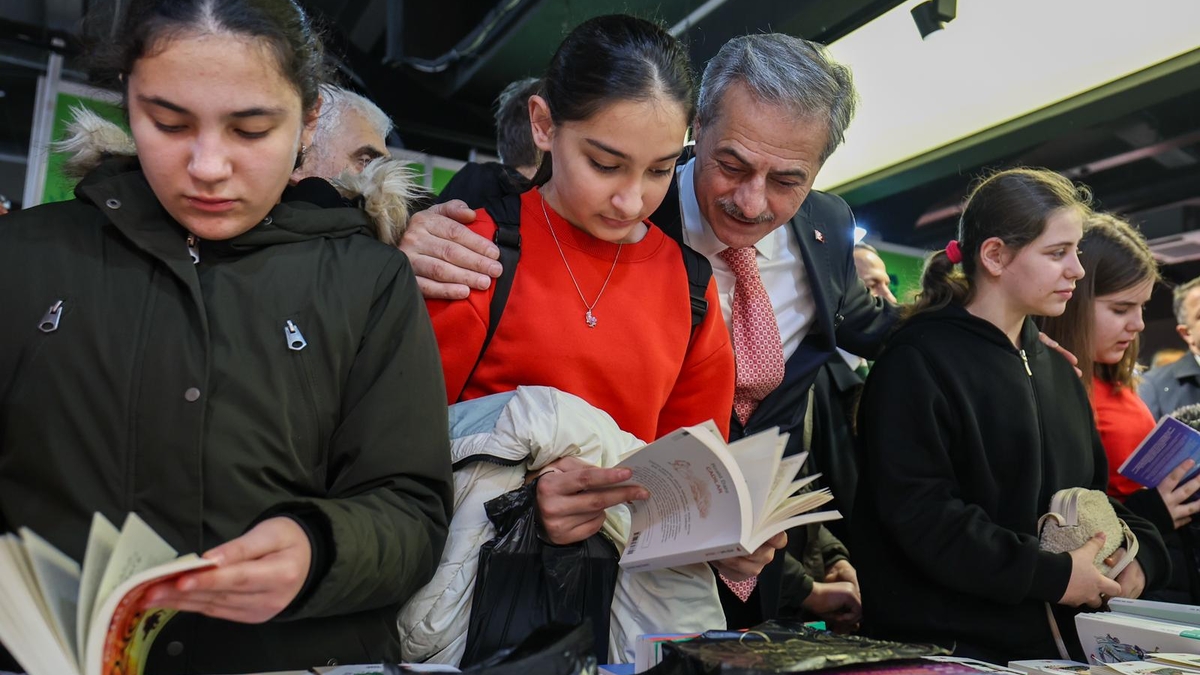 Sakarya'da binlerce çocuğun bilgiyle, kültür ve sanatla buluşacağı, Türkiye'de ilk olan Sakarya Çocuk Edebiyatı Fuarı kapılarını açtı.