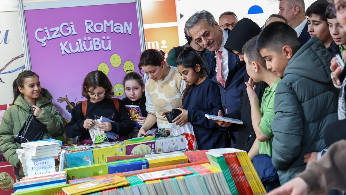 Sakarya'da binlerce çocuğun bilgiyle, kültür ve sanatla buluşacağı, Türkiye'de ilk olan Sakarya Çocuk Edebiyatı Fuarı kapılarını açtı.