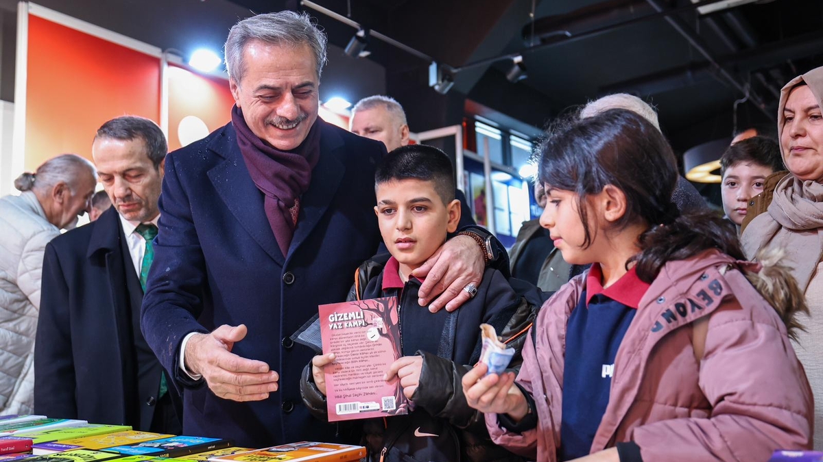 Sakarya'da binlerce çocuğun bilgiyle, kültür ve sanatla buluşacağı, Türkiye'de ilk olan Sakarya Çocuk Edebiyatı Fuarı kapılarını açtı.