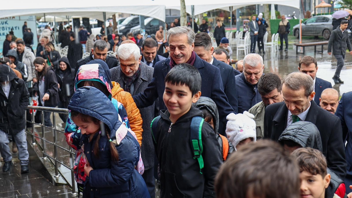 Sakarya'da binlerce çocuğun bilgiyle, kültür ve sanatla buluşacağı, Türkiye'de ilk olan Sakarya Çocuk Edebiyatı Fuarı kapılarını açtı.