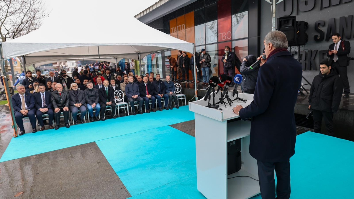 Sakarya'da binlerce çocuğun bilgiyle, kültür ve sanatla buluşacağı, Türkiye'de ilk olan Sakarya Çocuk Edebiyatı Fuarı kapılarını açtı.