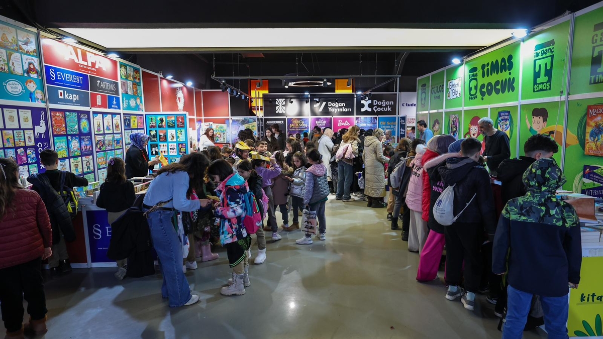 Sakarya'da binlerce çocuğun bilgiyle, kültür ve sanatla buluşacağı, Türkiye'de ilk olan Sakarya Çocuk Edebiyatı Fuarı kapılarını açtı.