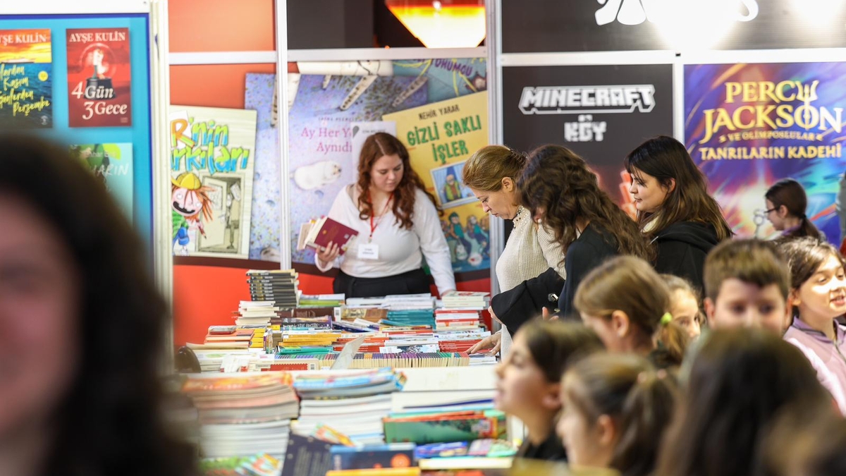 Sakarya'da binlerce çocuğun bilgiyle, kültür ve sanatla buluşacağı, Türkiye'de ilk olan Sakarya Çocuk Edebiyatı Fuarı kapılarını açtı.