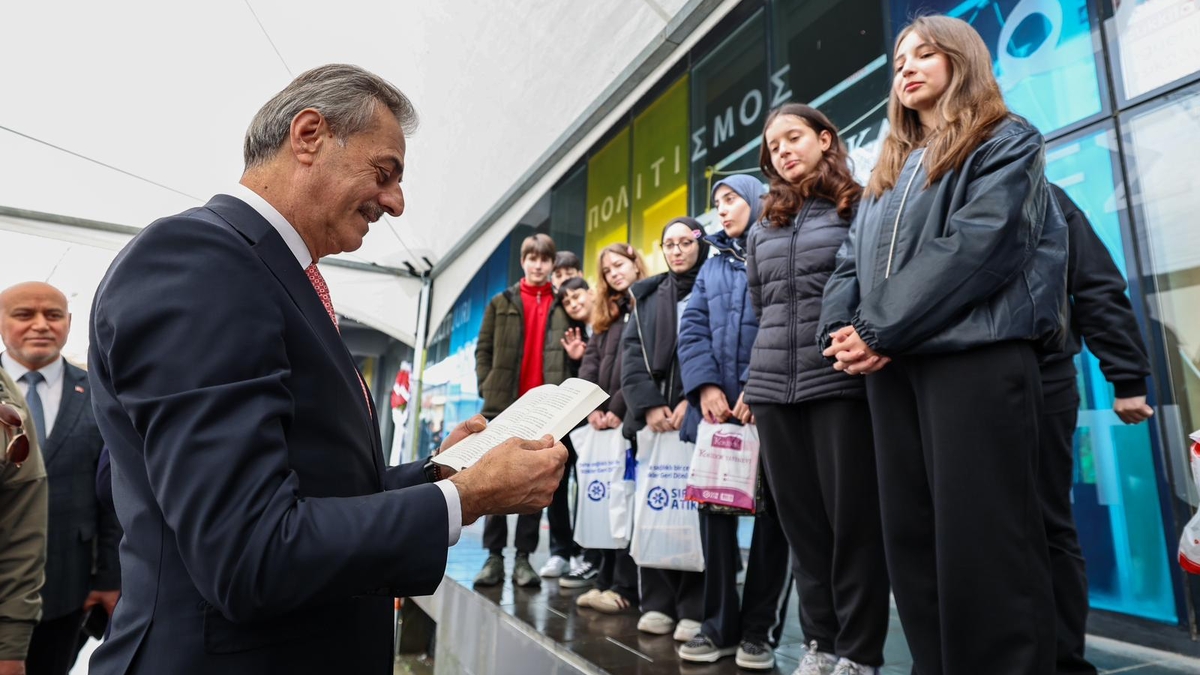 Sakarya'da binlerce çocuğun bilgiyle, kültür ve sanatla buluşacağı, Türkiye'de ilk olan Sakarya Çocuk Edebiyatı Fuarı kapılarını açtı.