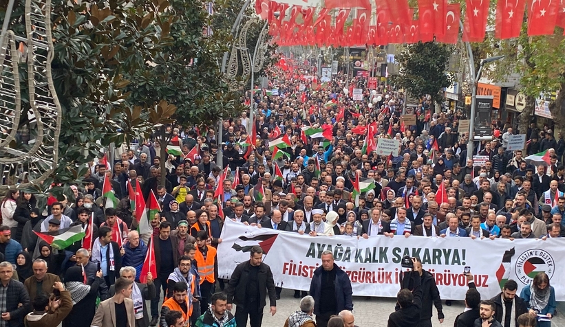 Sakarya'da binlerce kişi Filistin için yürüdü