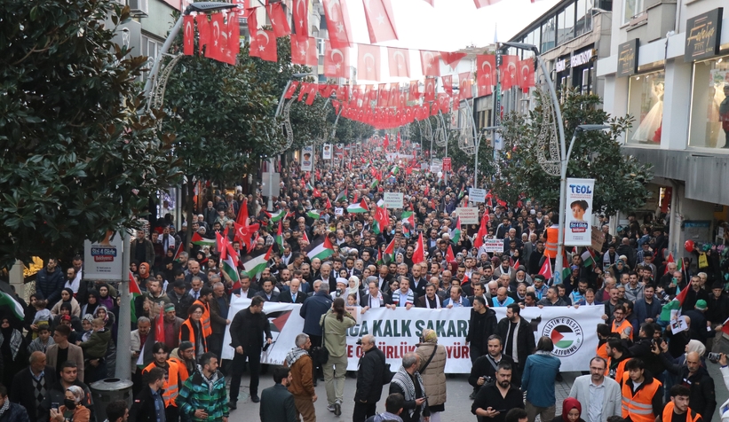 Sakarya'da binlerce kişi Filistin için yürüdü