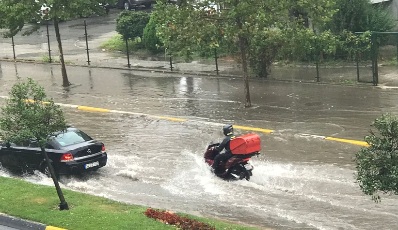 Sakarya'da caddeler göle döndü