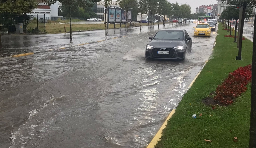 Sakarya'da caddeler göle döndü