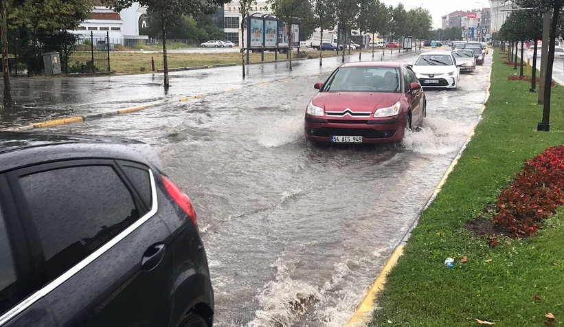 Sakarya'da caddeler göle döndü