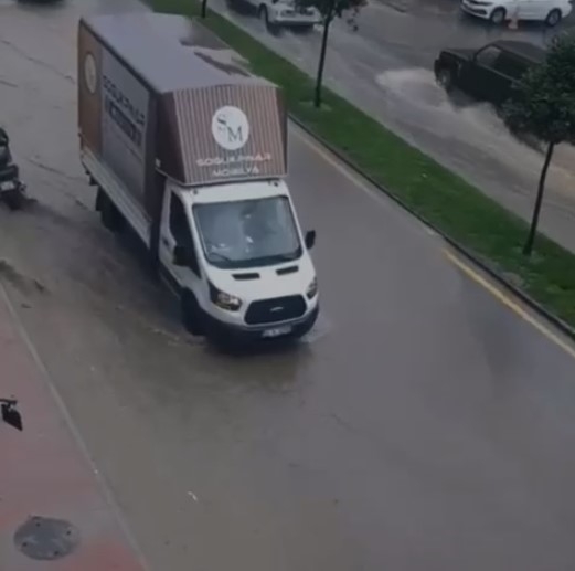 sakarya-da-caddeler-gole-donduvnrjtvhqmk