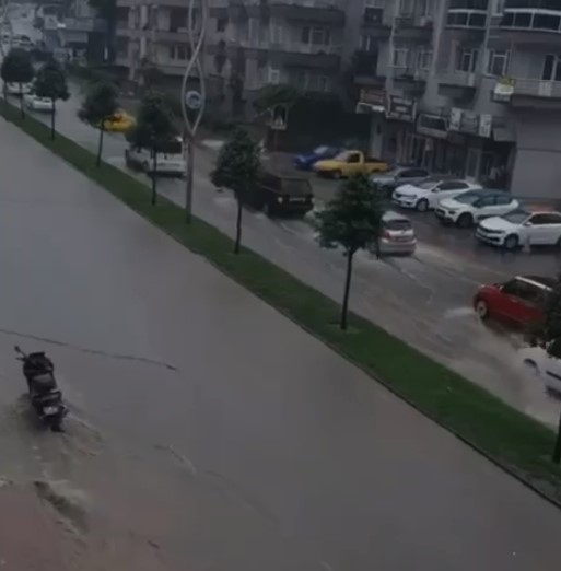sakarya-da-caddeler-gole-donduvnrjtvhqmk