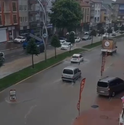 sakarya-da-caddeler-gole-donduvnrjtvhqmk