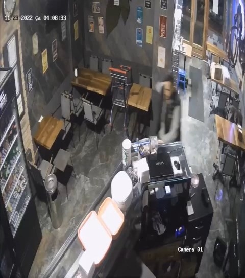 sakarya-da-deprem-ani-guvenlik-kamerasina-yansidimgfjsdcvdm