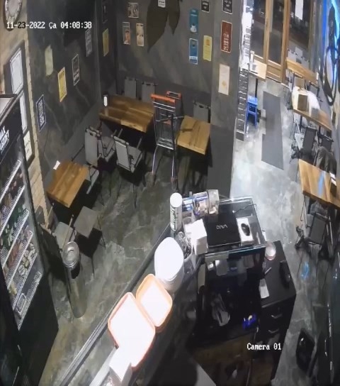 sakarya-da-deprem-ani-guvenlik-kamerasina-yansidimgfjsdcvdm