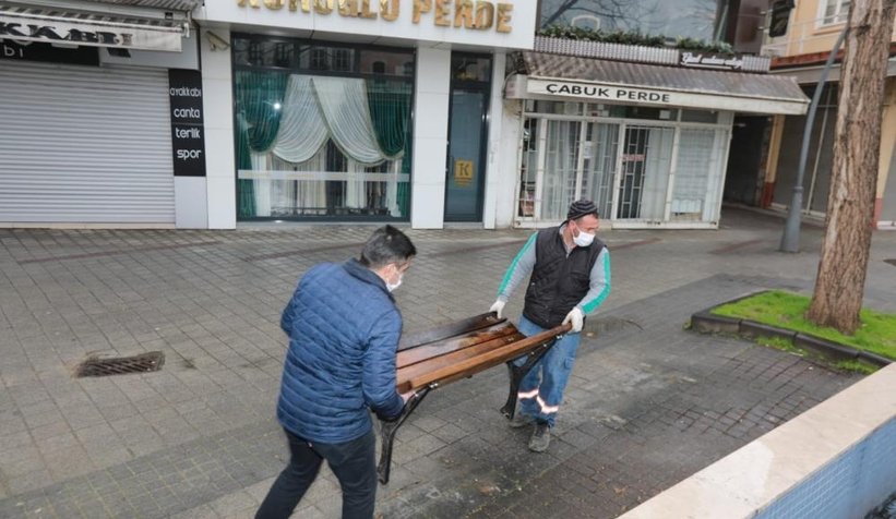 Sakarya'da korona önlemi; Banklar kaldırıldı
