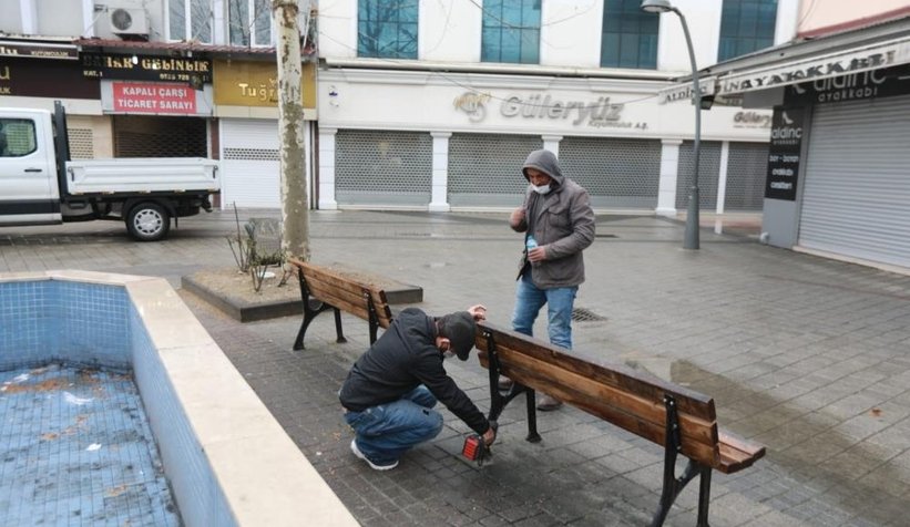 Sakarya'da korona önlemi; Banklar kaldırıldı