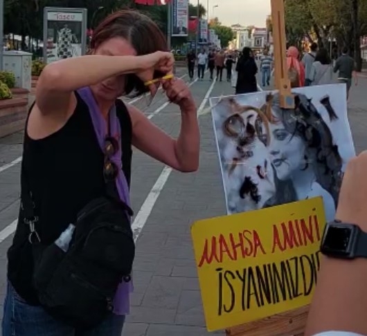 Sakarya'da Mahsa Amini eylemi; Saçlarını kestiler
