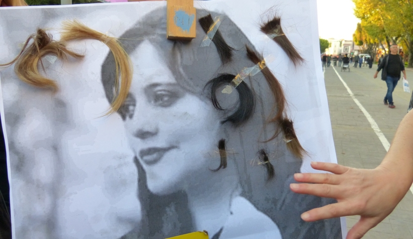 Sakarya'da Mahsa Amini eylemi; Saçlarını kestiler