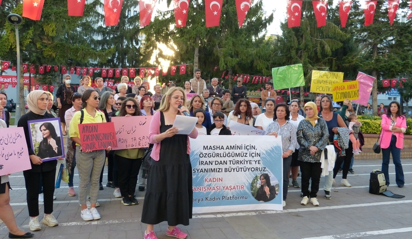 Sakarya'da Mahsa Amini eylemi; Saçlarını kestiler