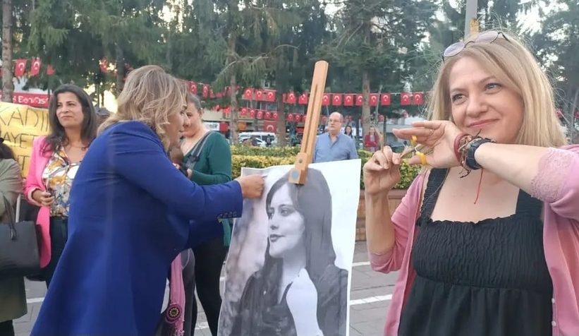Sakarya'da Mahsa Amini eylemi; Saçlarını kestiler