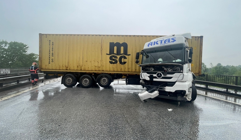 Sakarya'da otoyolu kilitleyen kaza