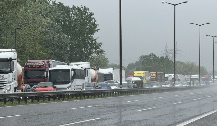 Sakarya'da otoyolu kilitleyen kaza