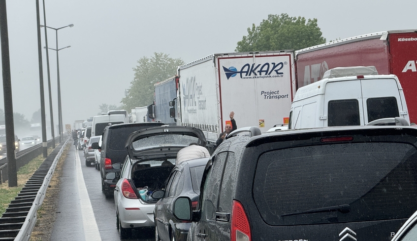 Sakarya'da otoyolu kilitleyen kaza